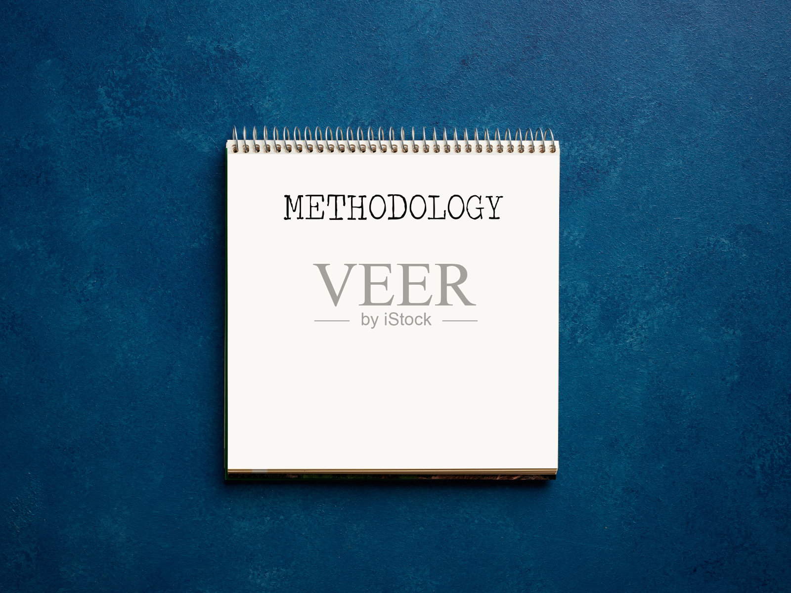 “方法论”一词写在企业办公桌面的笔记本上。照片摄影图片