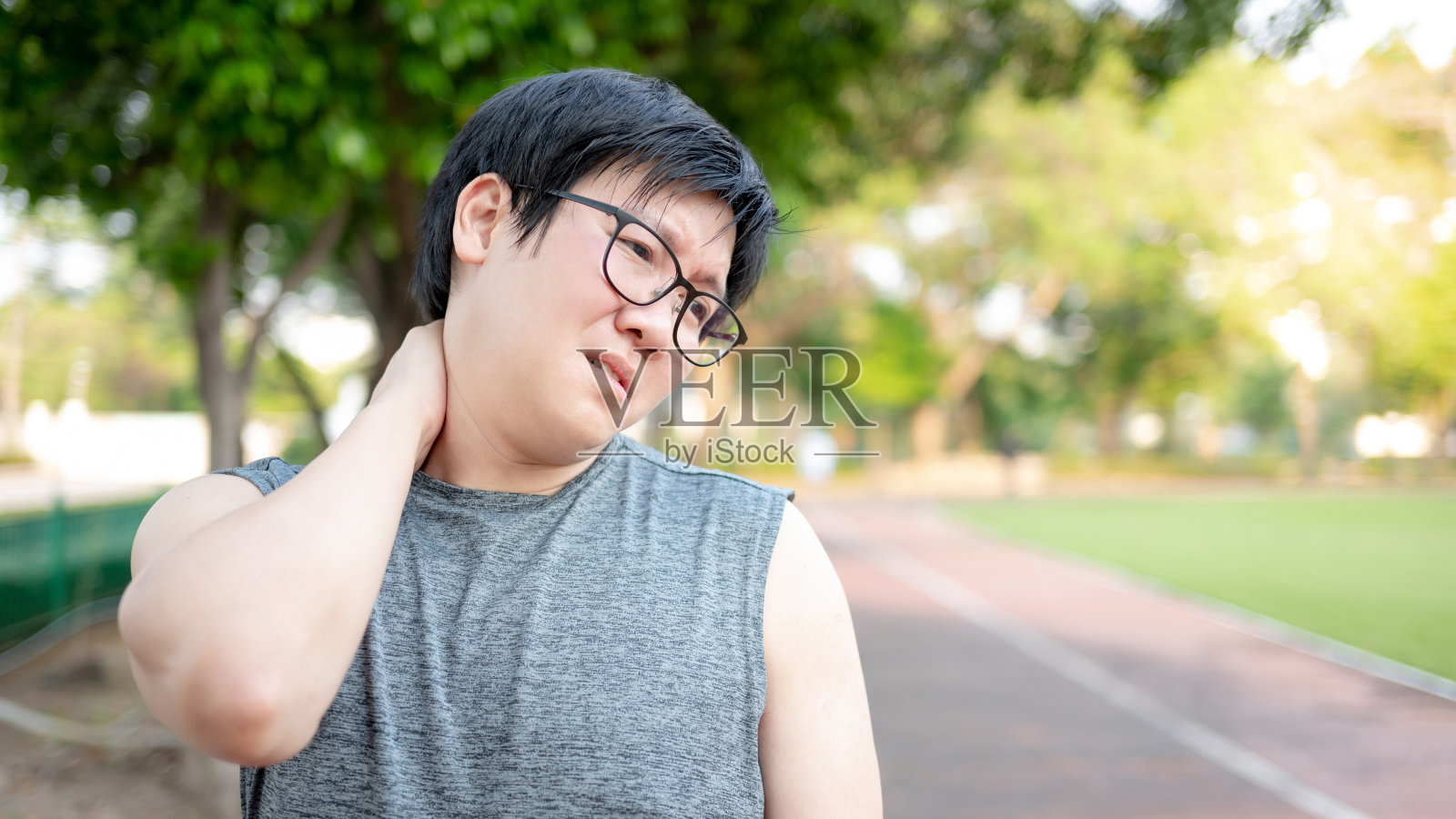 亚洲运动员，肩颈疼痛照片摄影图片