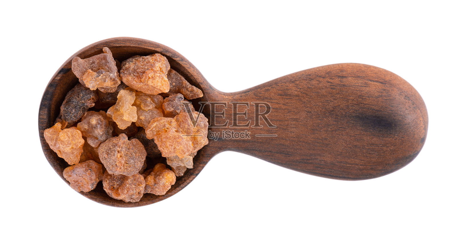 没药树脂在木勺，孤立在白色背景。天然紫荆堆。甜没药Opoponax。熏香。前视图。照片摄影图片