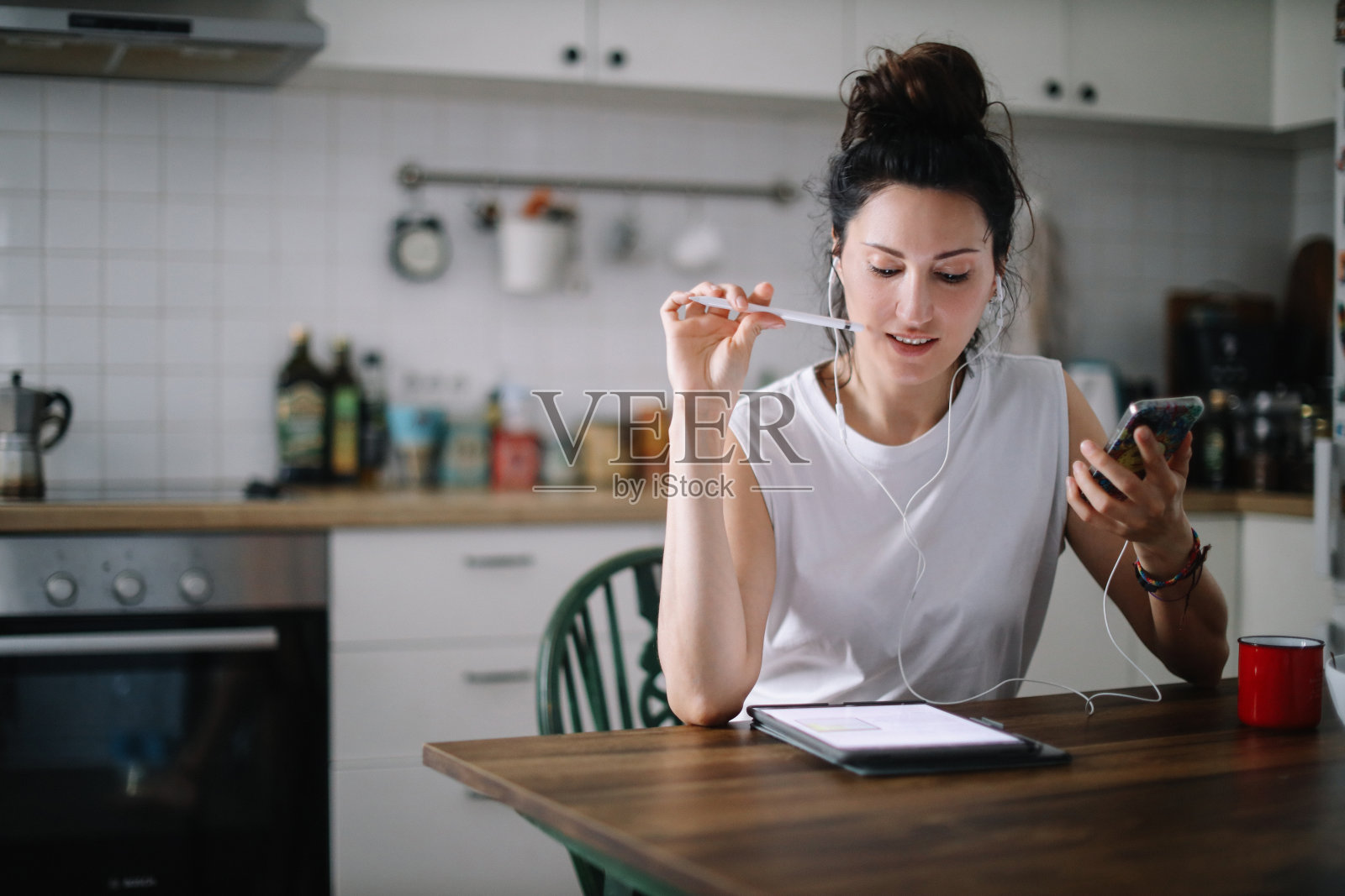 在厨房办公桌前工作的女人照片摄影图片
