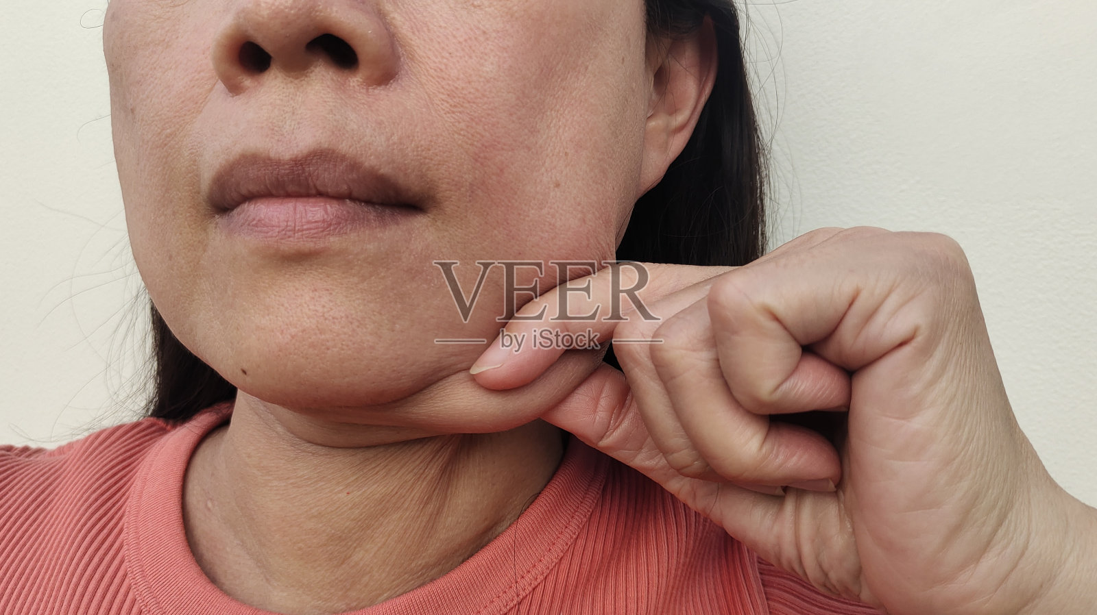 下巴旁边松弛的脂肪皮肤照片摄影图片