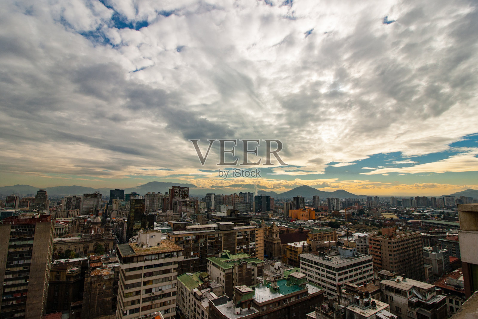 智利的圣地亚哥，一个阴天的日落照片摄影图片