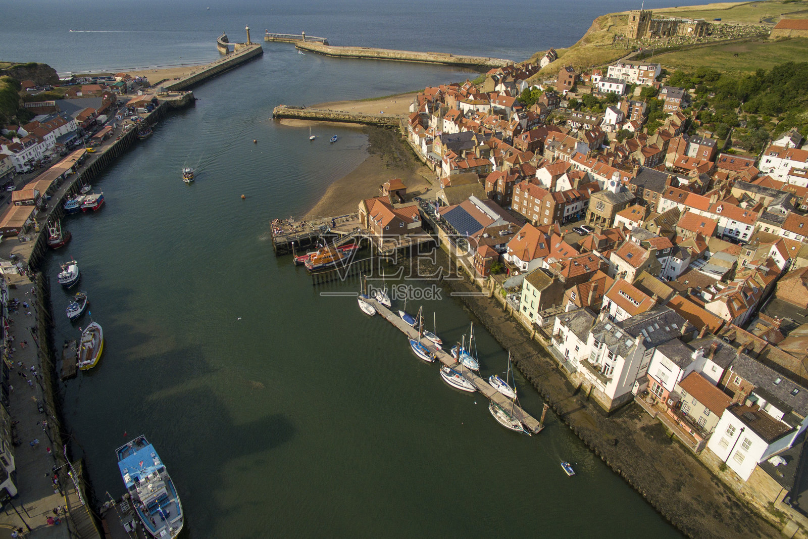 惠特比，约克郡海滨小镇度假胜地和渔港照片摄影图片