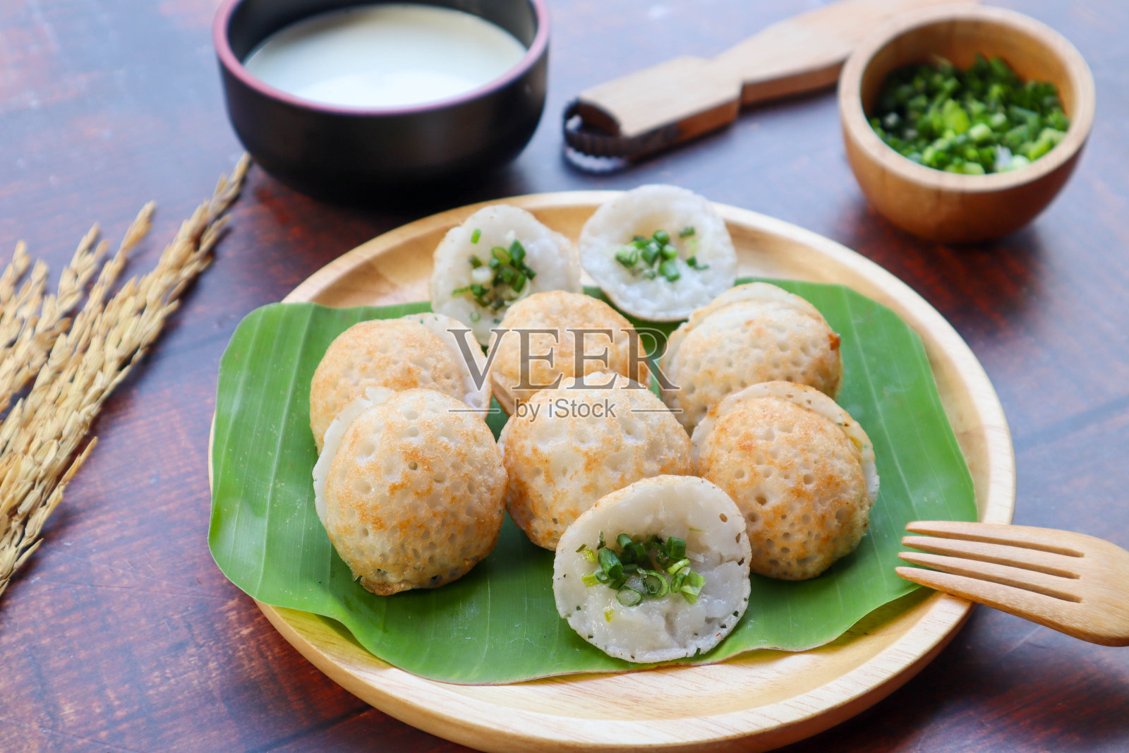 Kanom Krok -泰国甜点的椰子布丁近距离观察在木桌子上照片摄影图片