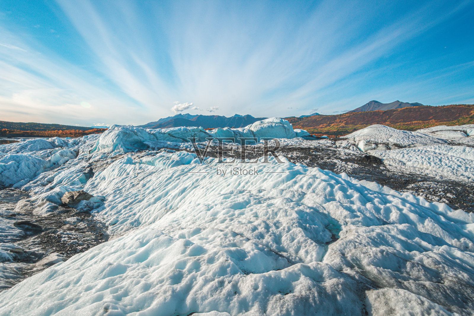 阿拉斯加格伦高速公路附近的马塔努斯卡冰川。照片摄影图片