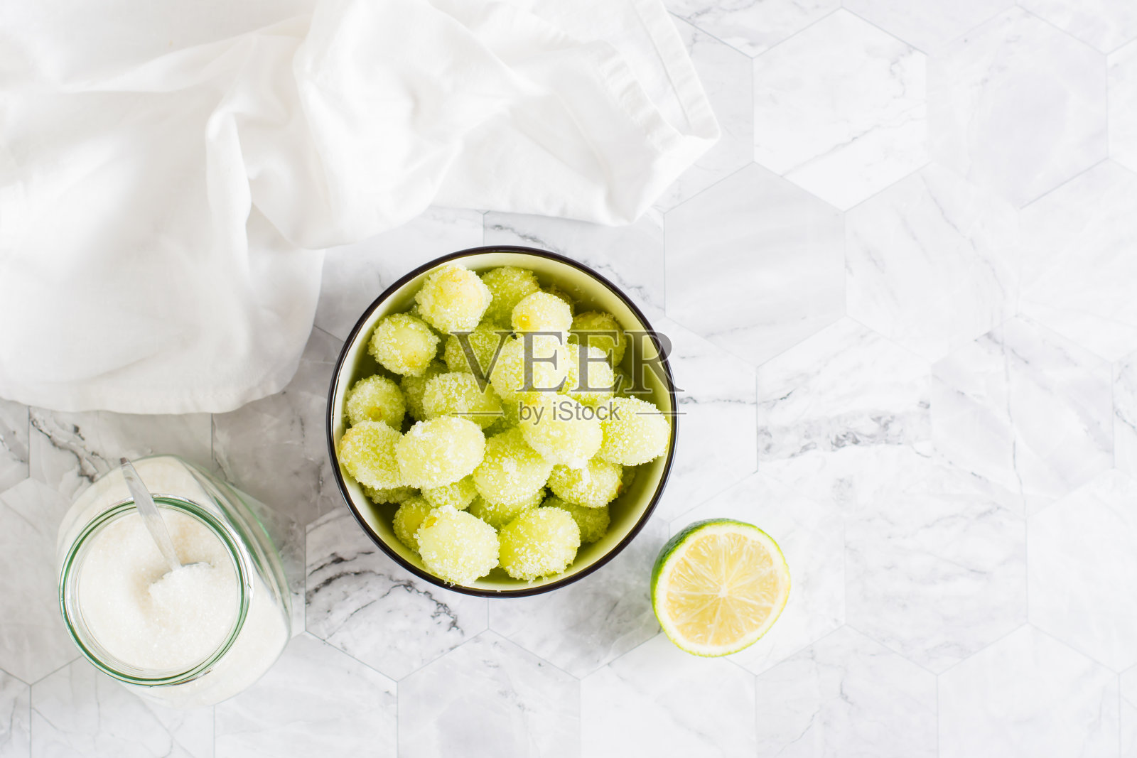 酸葡萄糖放在碗里，烹饪食材放在桌子上。社交媒体糖果风潮。俯视图照片摄影图片