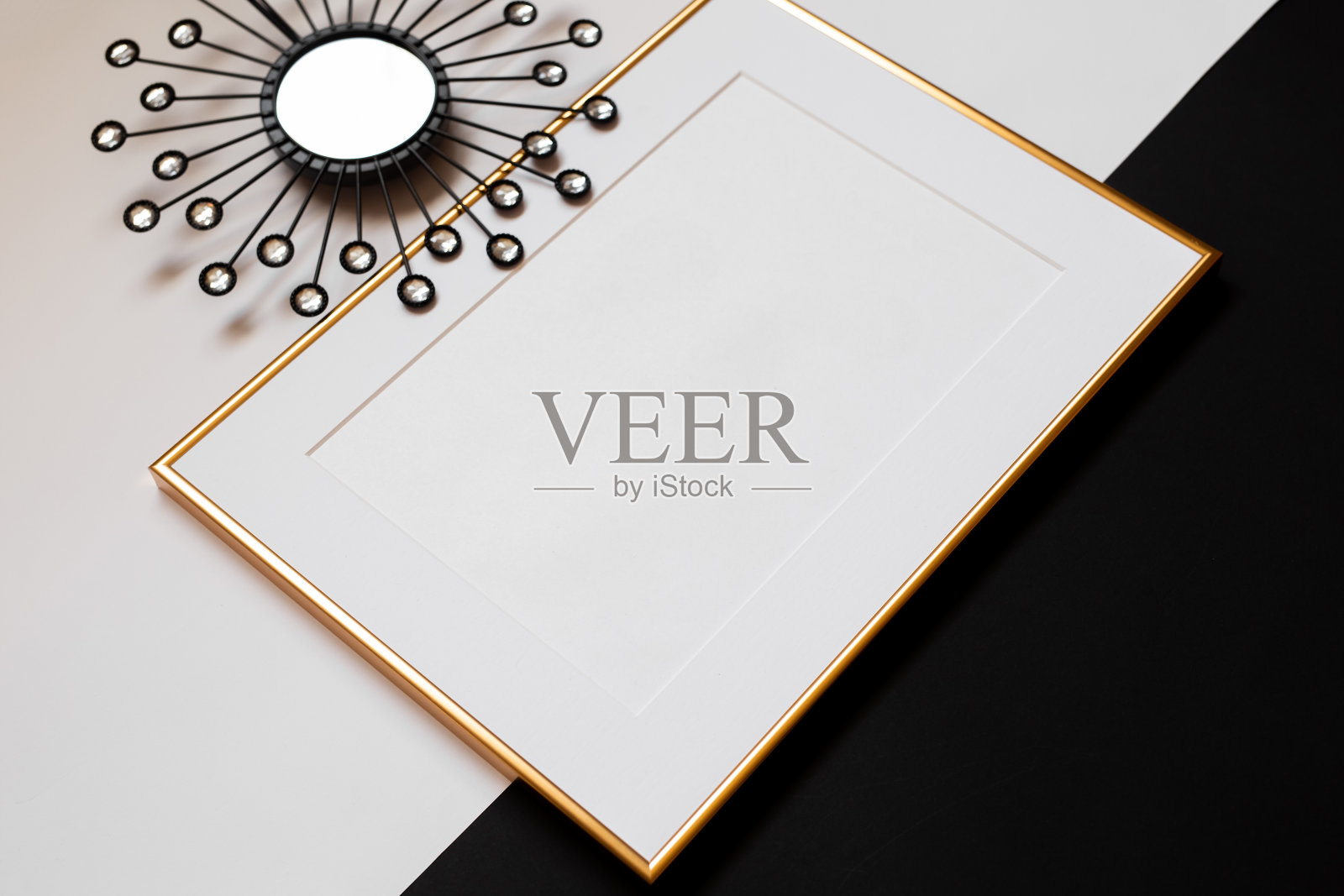 模拟了海报。最小的模板与空画框模拟。黑白背景照片摄影图片