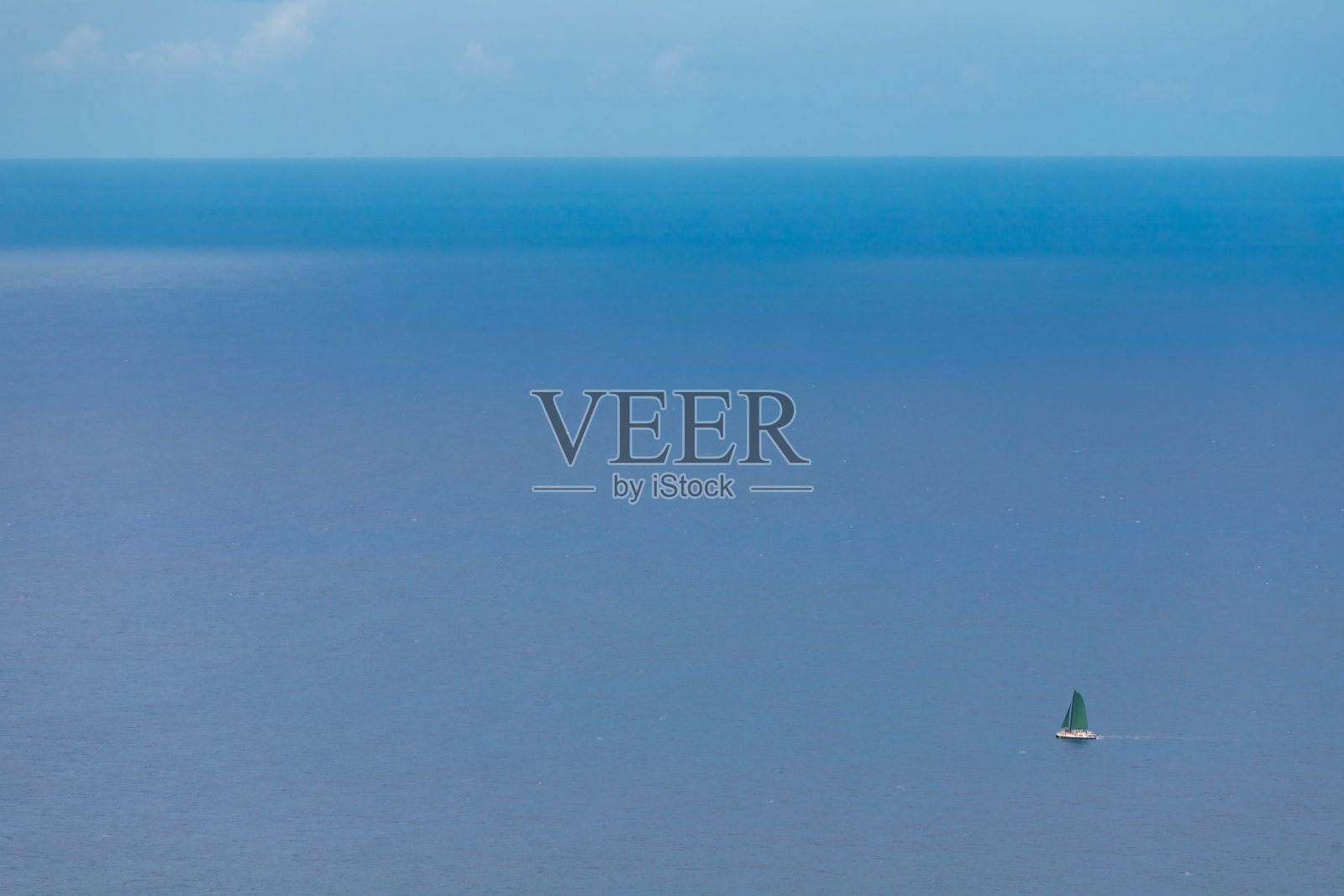 夏威夷海岸外的太平洋上的一艘帆船照片摄影图片