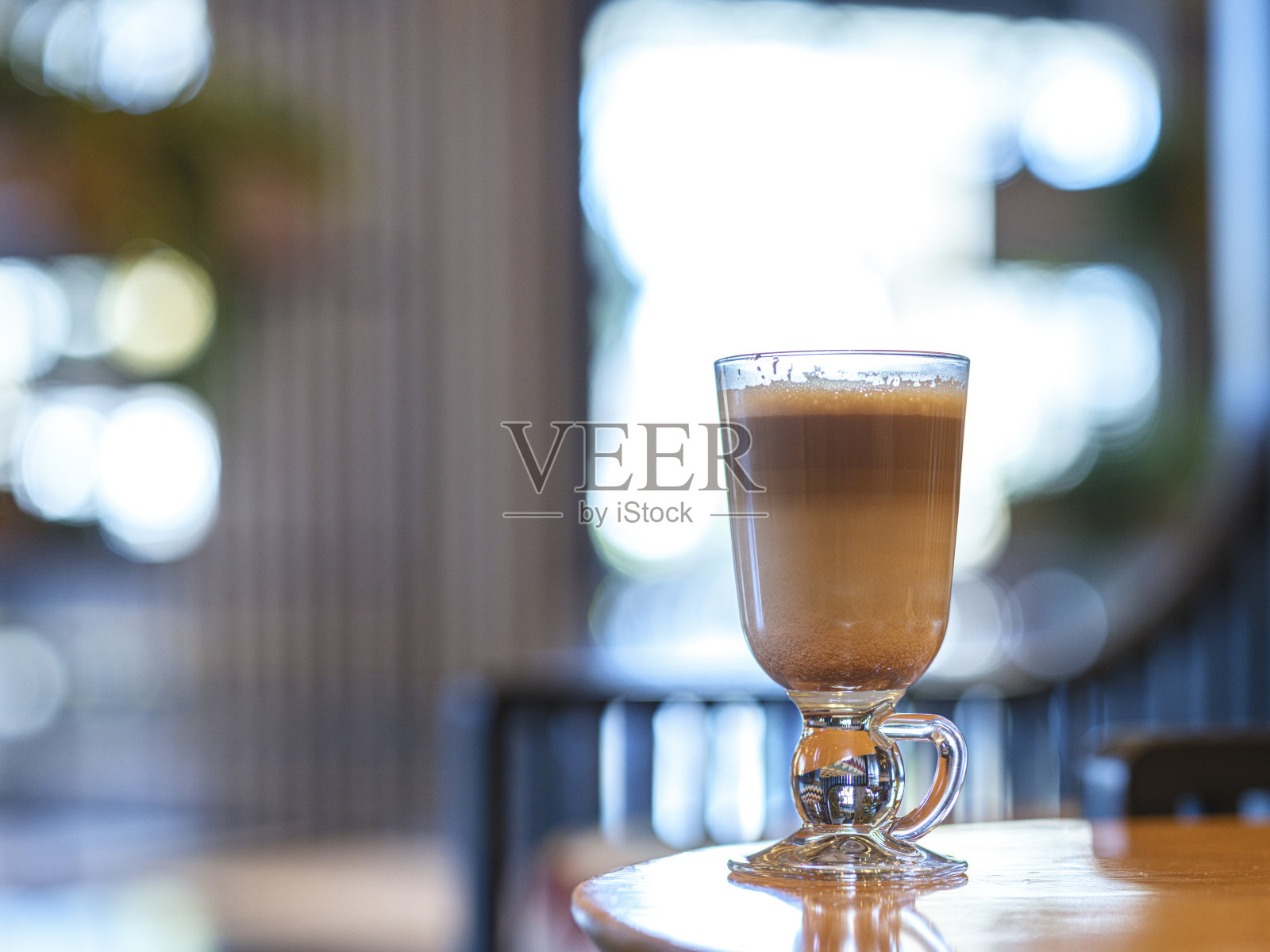 咖啡馆里桌子上美味的拿铁咖啡照片摄影图片