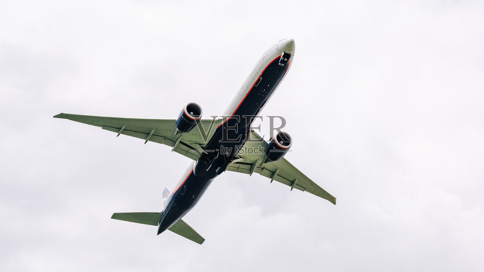 空中的飞机照片摄影图片