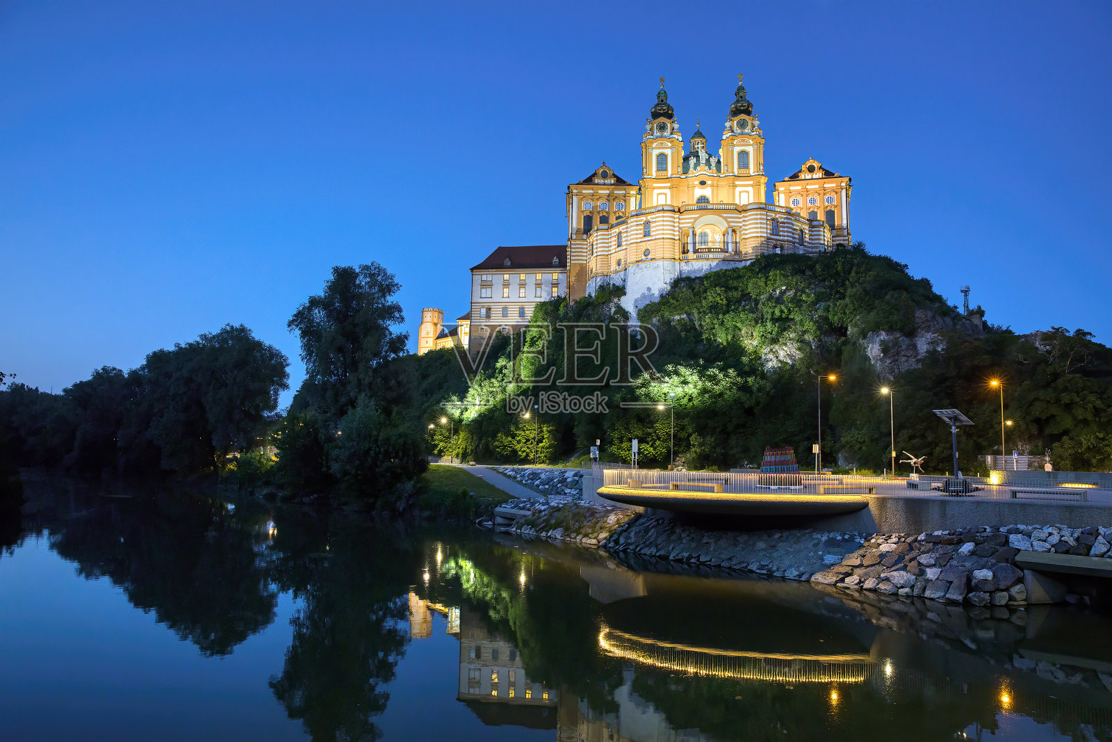 梅尔克之夜，奥地利，著名的巴洛克本笃会修道院叫做梅尔克修道院照片摄影图片