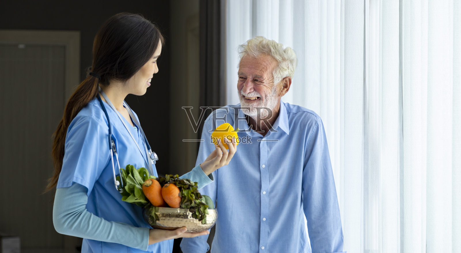 安养院的护士兼营养学家正在为老人的家庭护理康复和治疗后恢复过程推荐多种蔬菜照片摄影图片