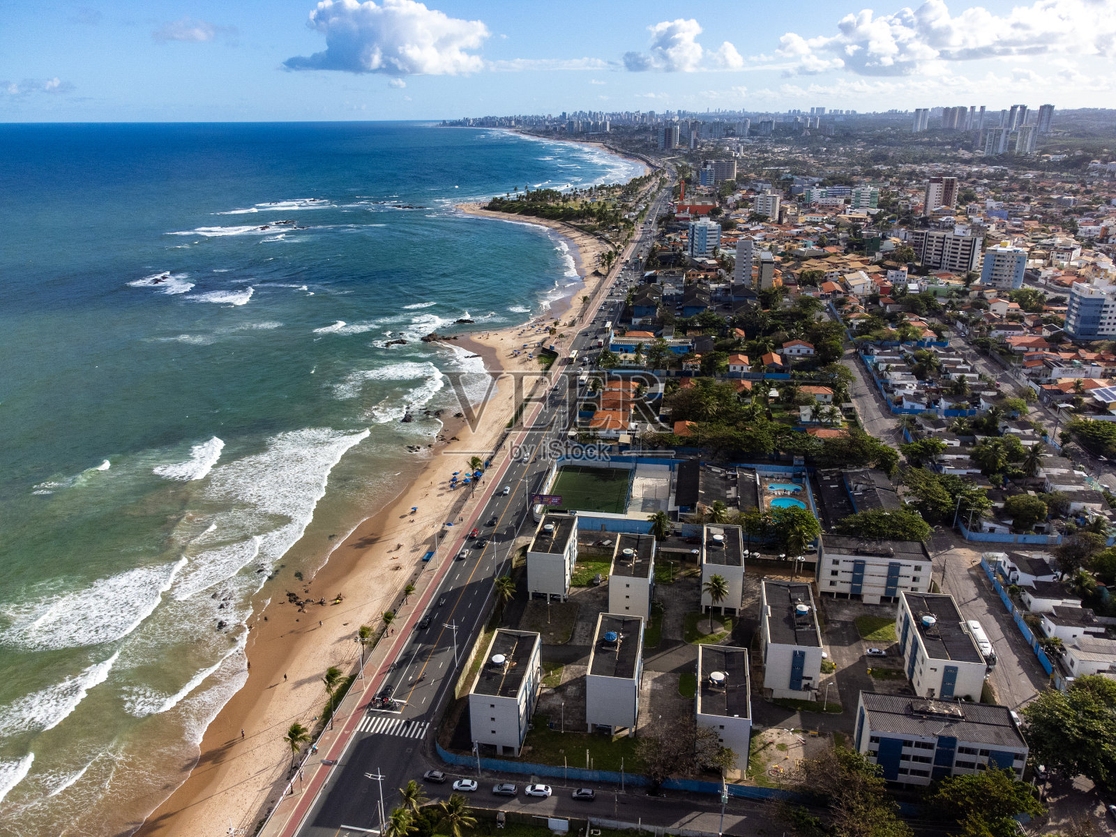 美丽的Itapuã海滩，清澈的蓝色海水在城市海岸设置在萨尔瓦多，巴伊亚，巴西照片摄影图片