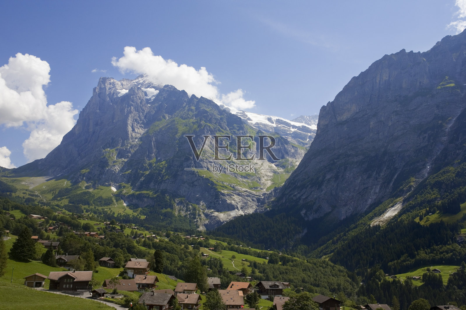 Lüschental山谷和格林德沃村上方的湿风河:伯尔尼斯奥伯兰，瑞士照片摄影图片