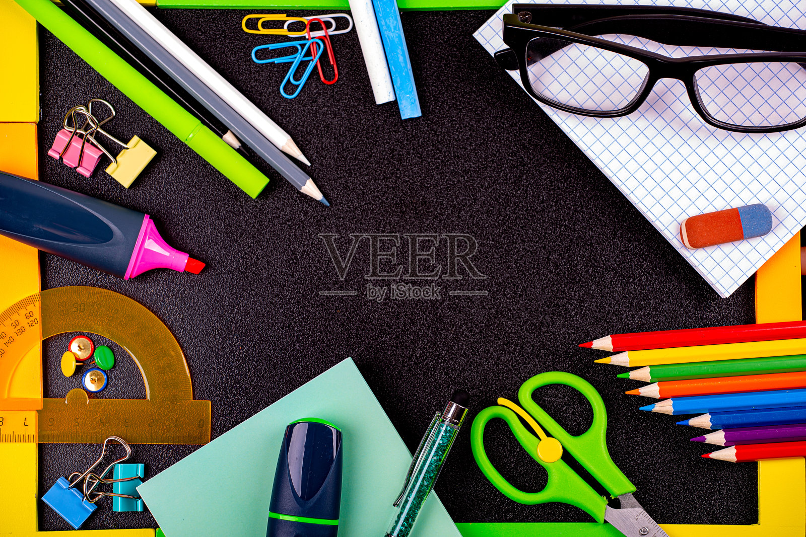 很快到了学校，文具在黑板的背景上。本空间照片摄影图片