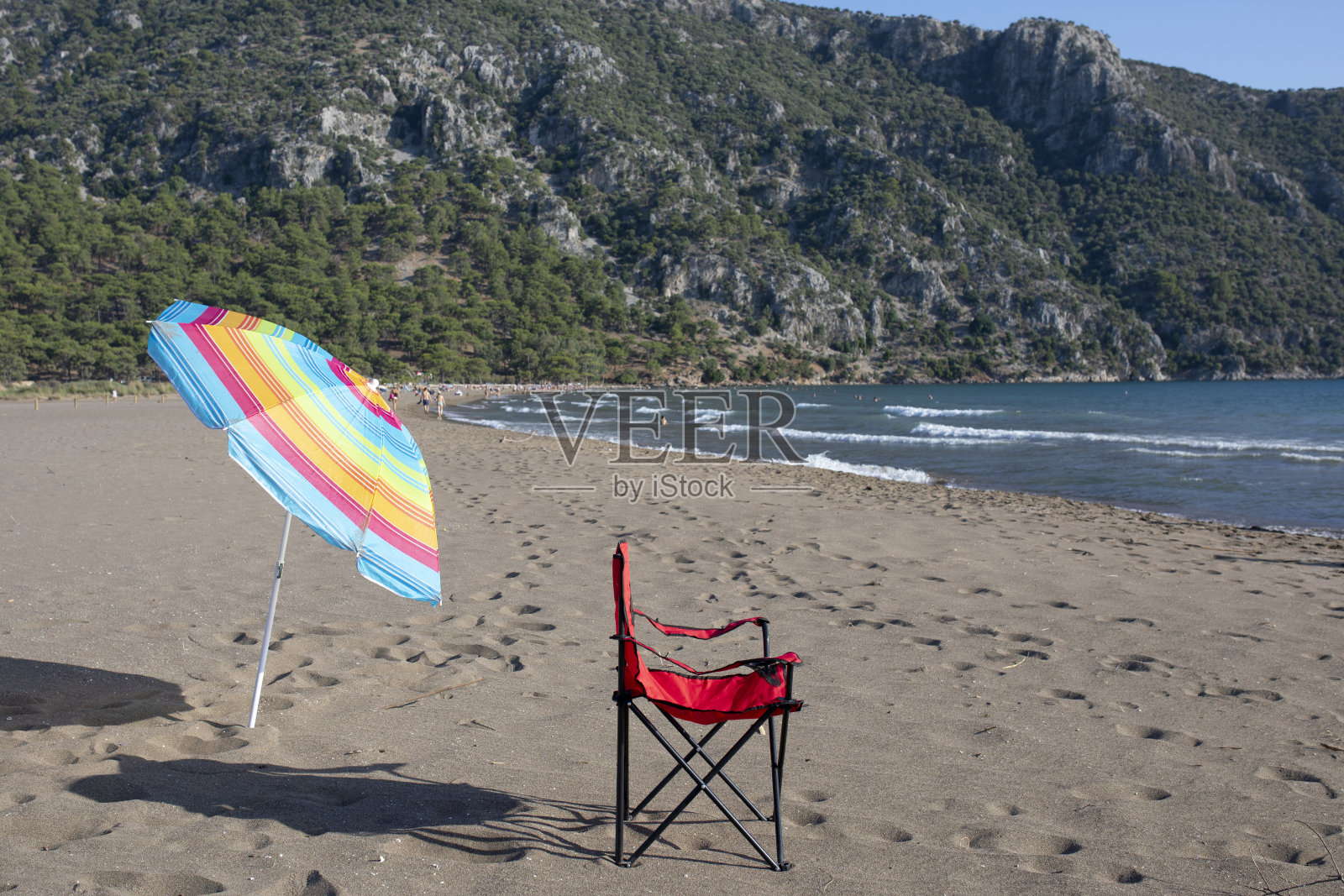 沙滩上的游泳圈和拖鞋照片摄影图片