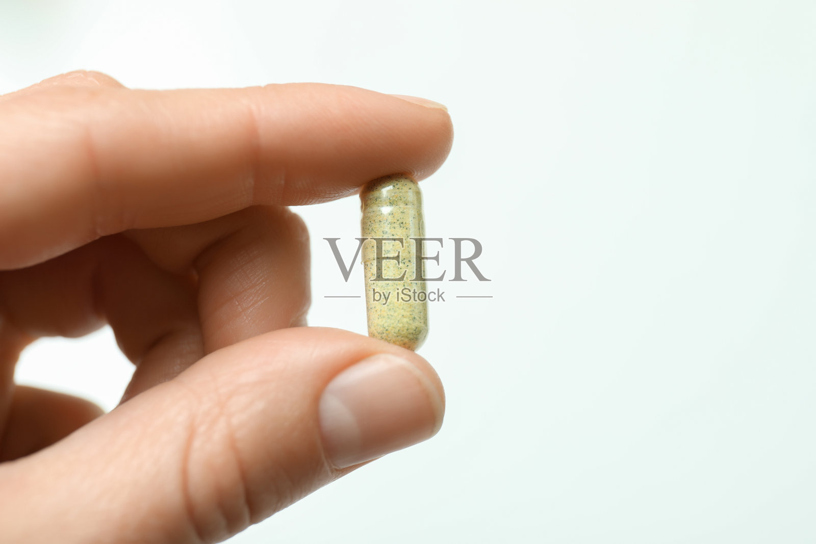 女性手捧草药丸，近距离观察照片摄影图片