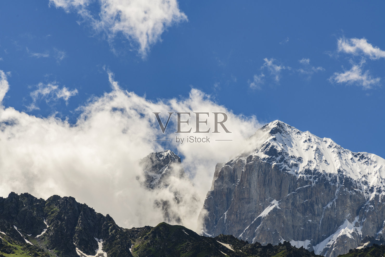 美丽的山脉景观。乌云笼罩着乌斯巴山顶。Svaneti Geogria照片摄影图片