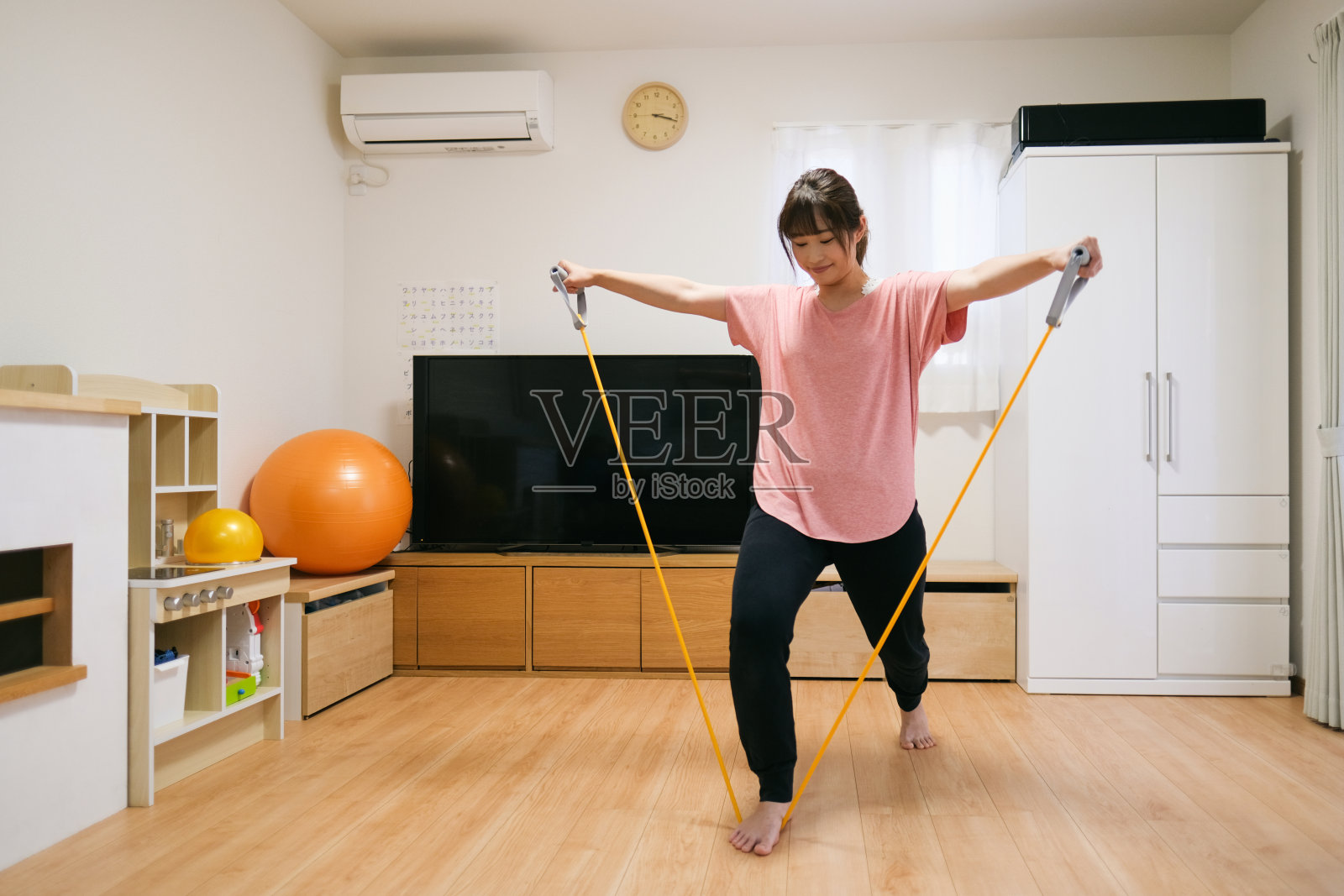 妇女在家里用阻力带锻炼照片摄影图片