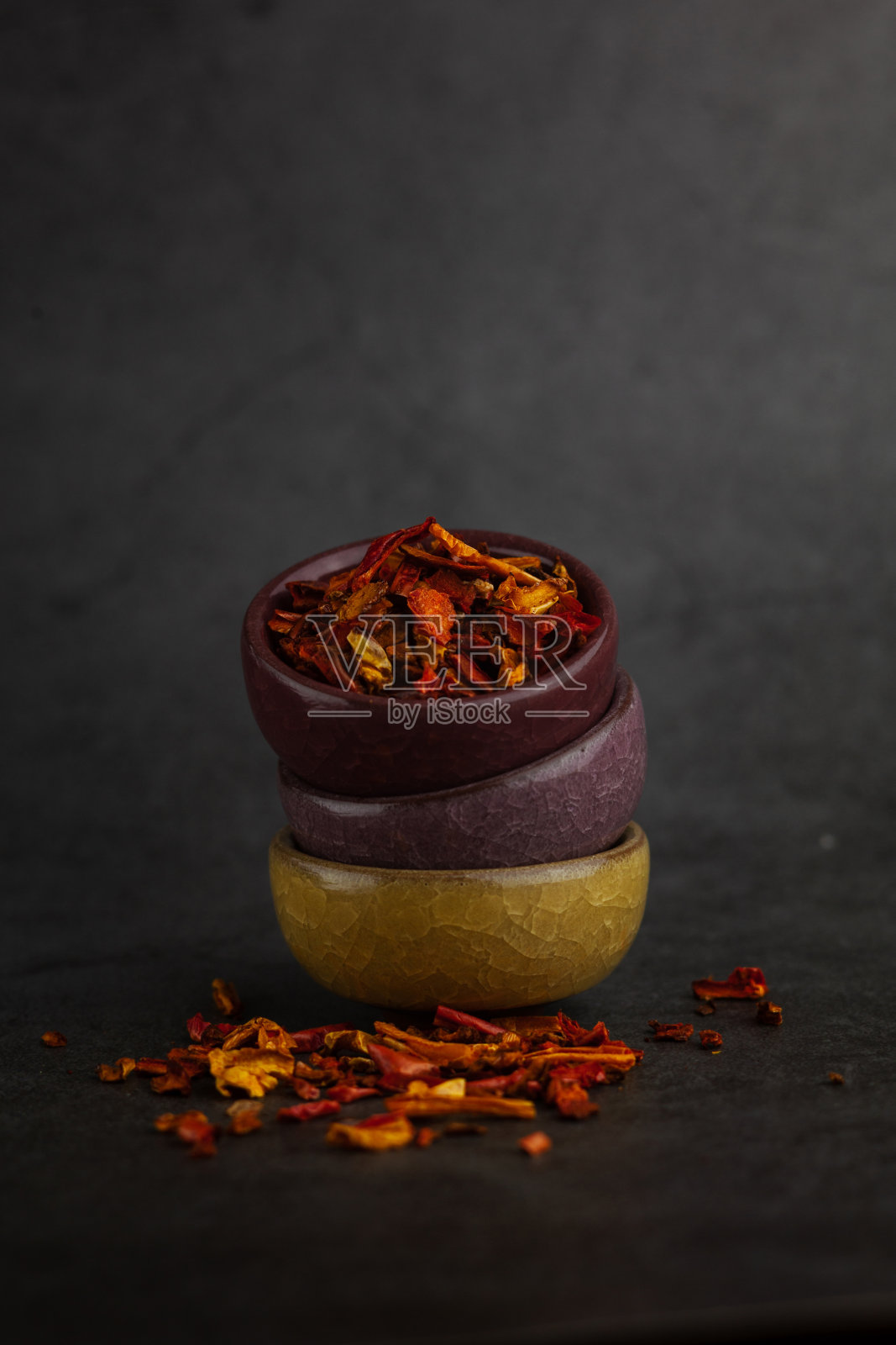 干辣椒粉。黄色和红色。在自制的蔬菜烘干机里准备的。冬季保质期长的产品照片摄影图片