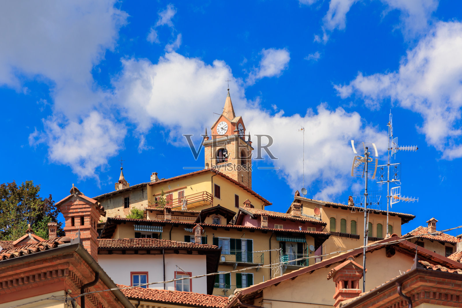 蒙特阿尔巴，皮埃蒙特的城市天际线照片摄影图片