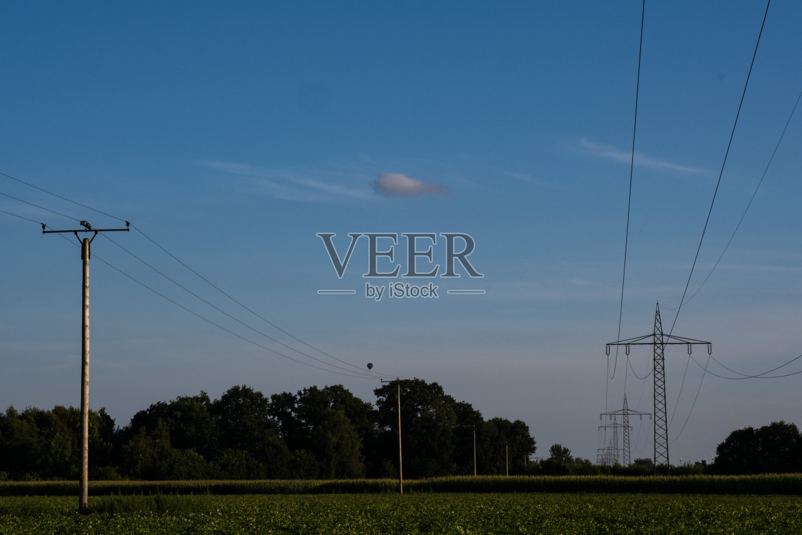 用高压线路形成的磁场照片摄影图片