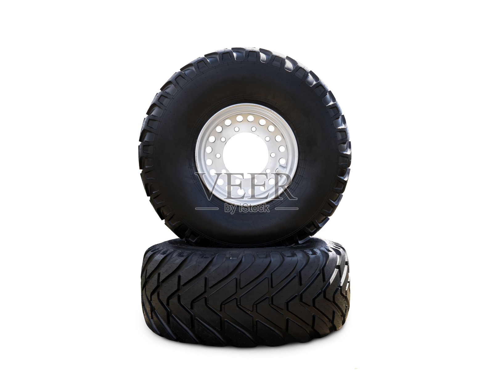 孤立在白色背景新的前后轮卡车轮毂黑色发光轮胎。新的清洁商业运输卡车泥浆所有地形车轮的前后轴。商用卡车轮子照片摄影图片