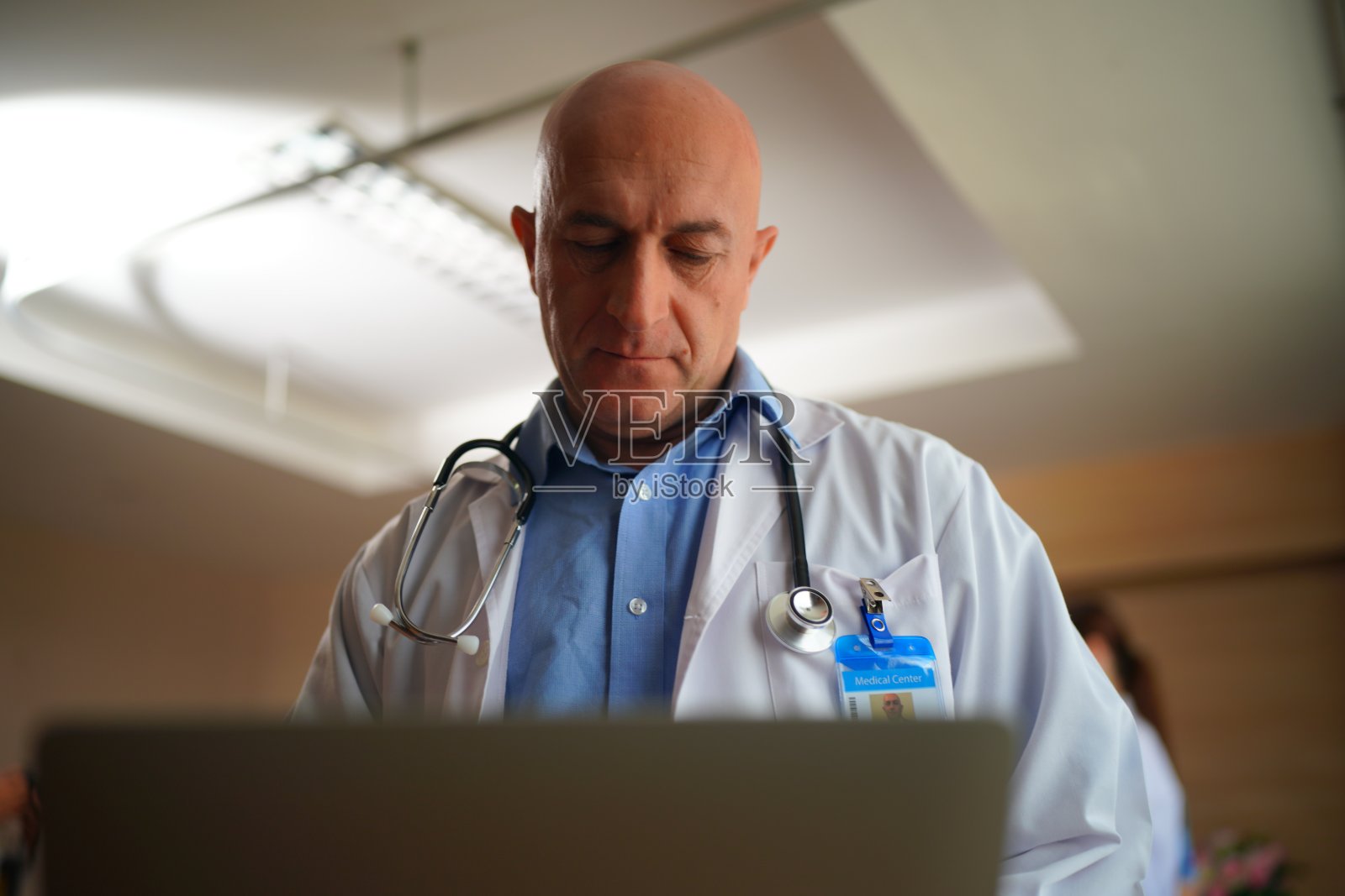 医生照看病人照片摄影图片