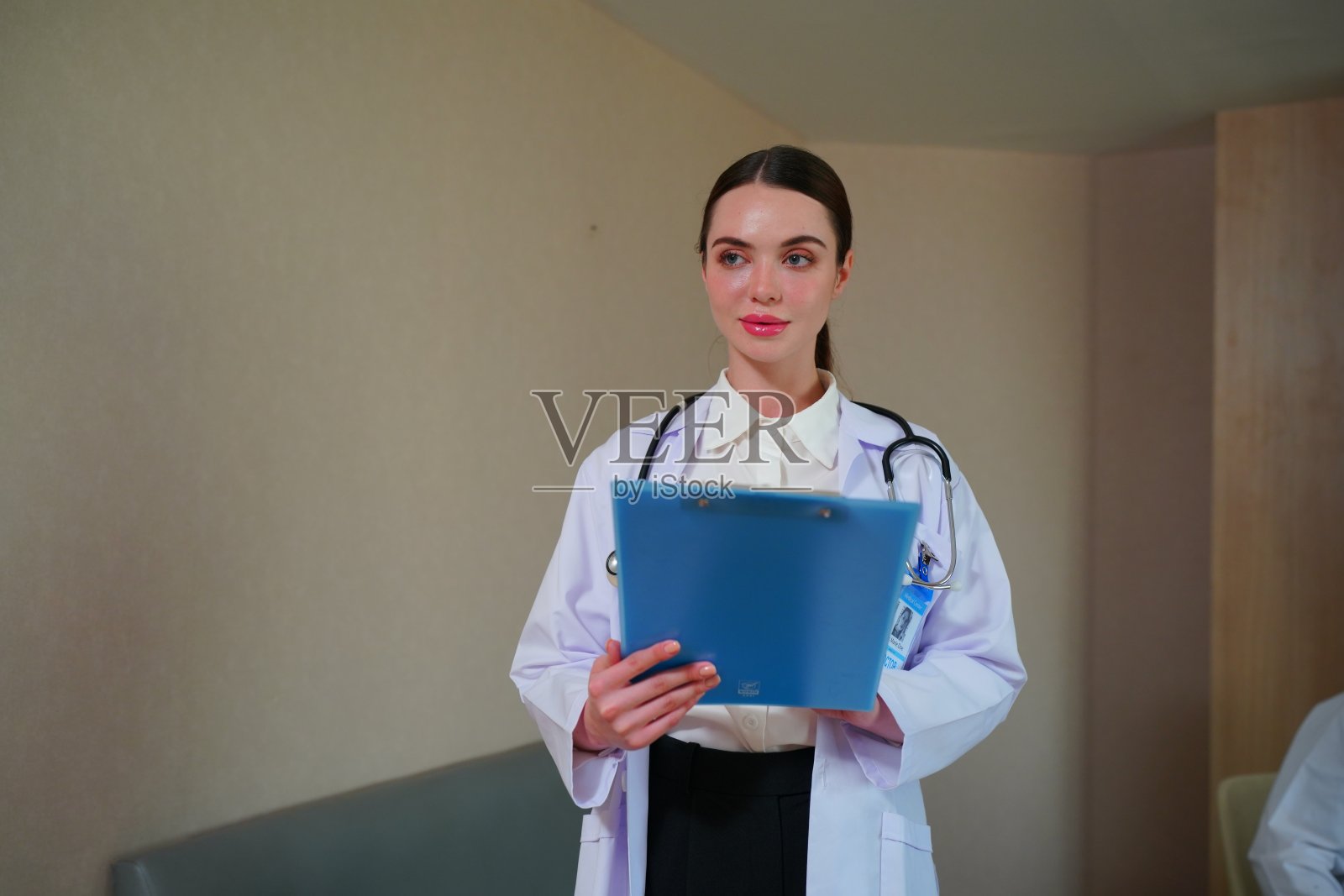 微笑的医疗队一起站在医院外照片摄影图片