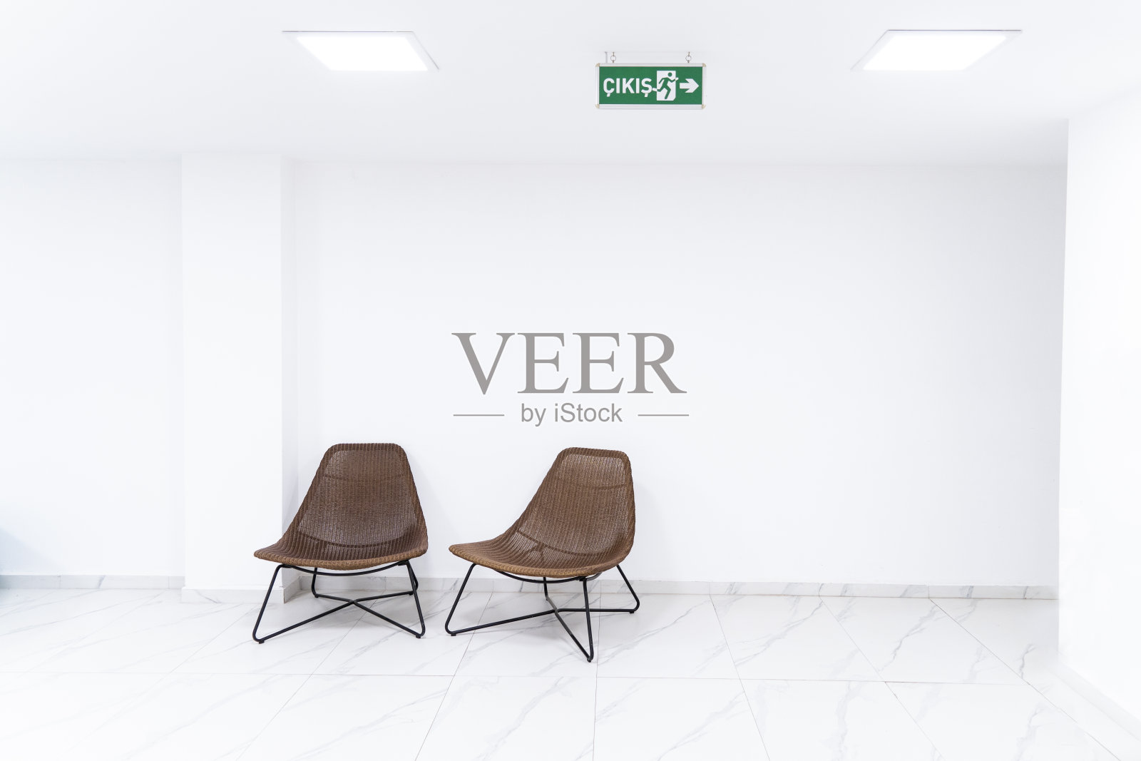 一个极简主义的座位区，专为茶和咖啡休息而设计。照片摄影图片