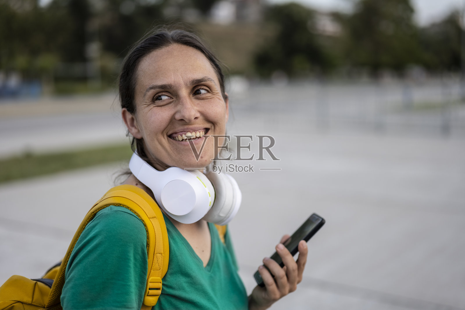 城市的生活方式。女人在citybreak。照片摄影图片