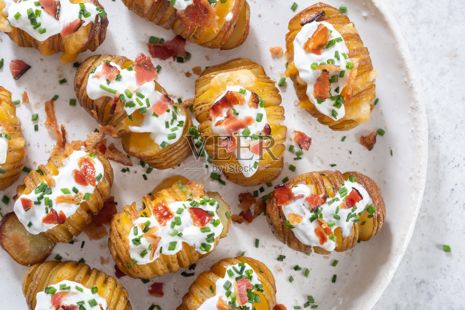 烤土豆夹奶酪，培根和酸奶油照片摄影图片