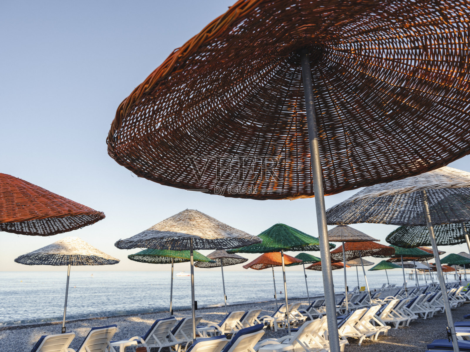 夏天在海滩上享受日光浴和遮阳伞照片摄影图片