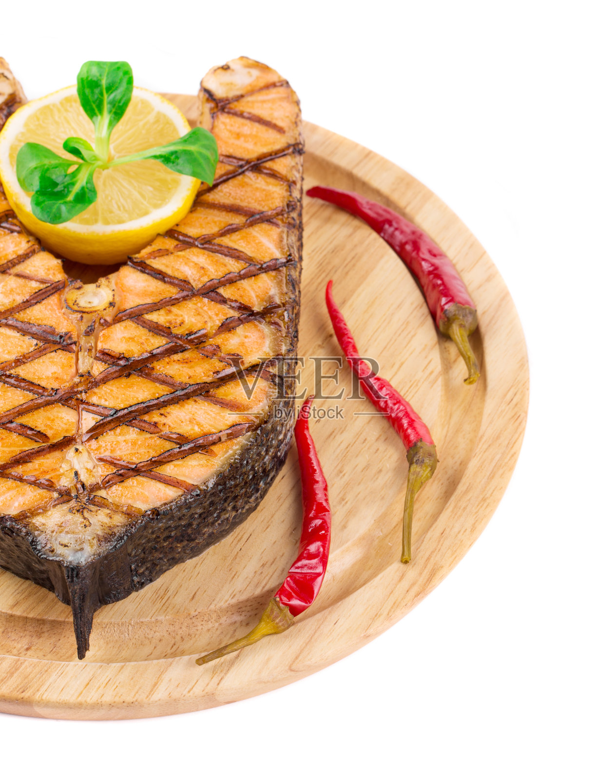 烤鲑鱼排装在大浅盘上。照片摄影图片