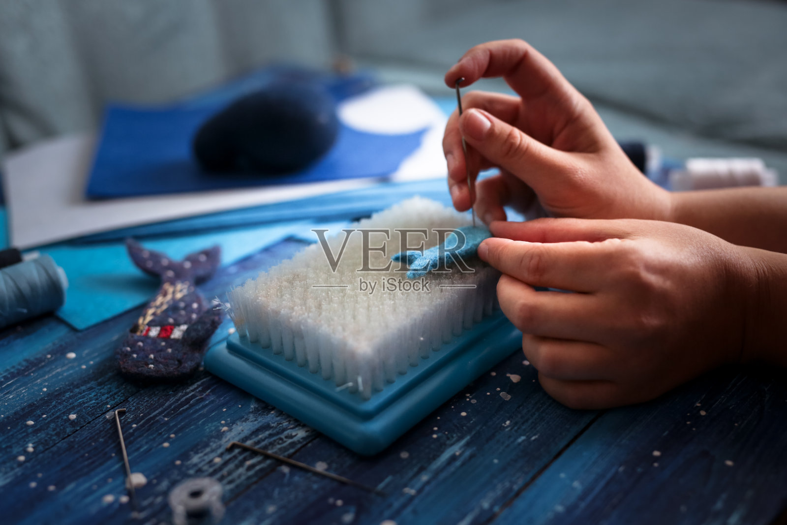 高手用针从羊毛毡鲸照片摄影图片