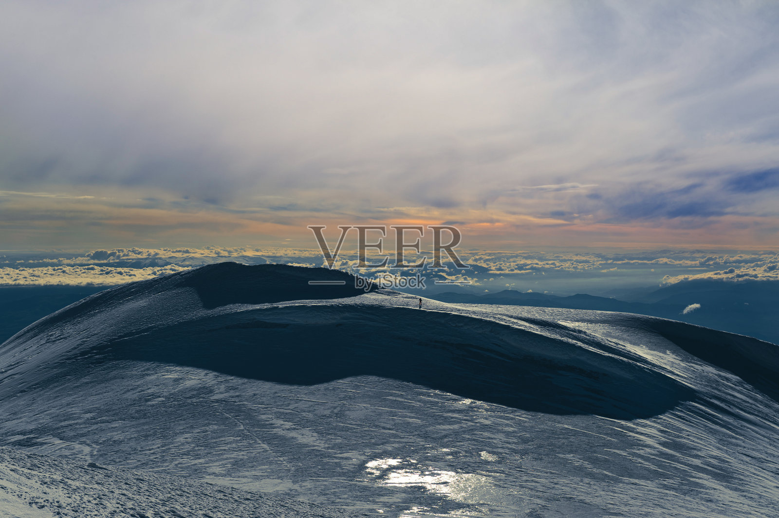 日落时分，一名男子站在阿拉拉特山顶。照片摄影图片