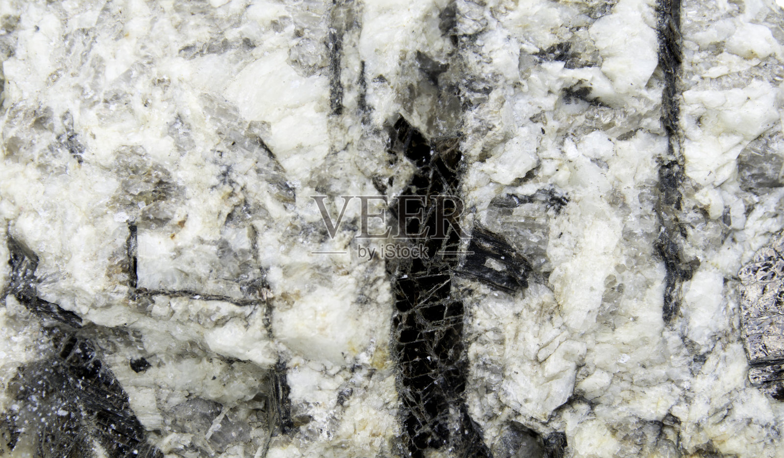 白底岩石中的黑云母矿物照片摄影图片