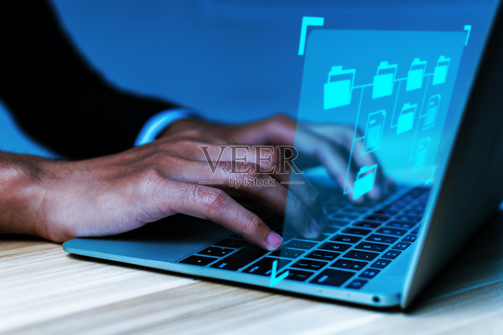 商人利用笔记本电脑在家中办公桌上的虚拟图形图标，实现文档管理、数字营销、数据管理系统、企业财务、互联网等网络技术概念照片摄影图片