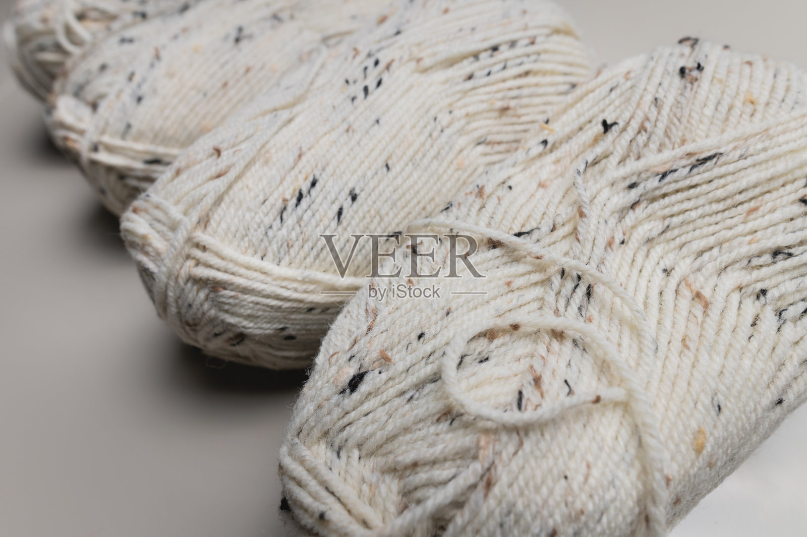 针织用的一排彩色纱线照片摄影图片