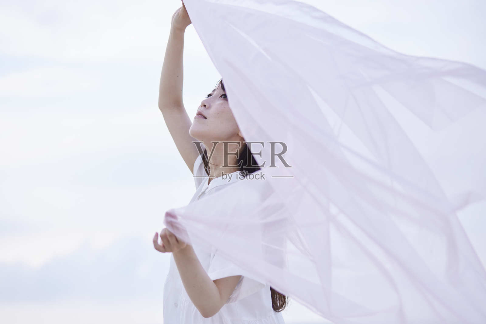 一个穿着粉红色衣服跳舞的漂亮女人照片摄影图片