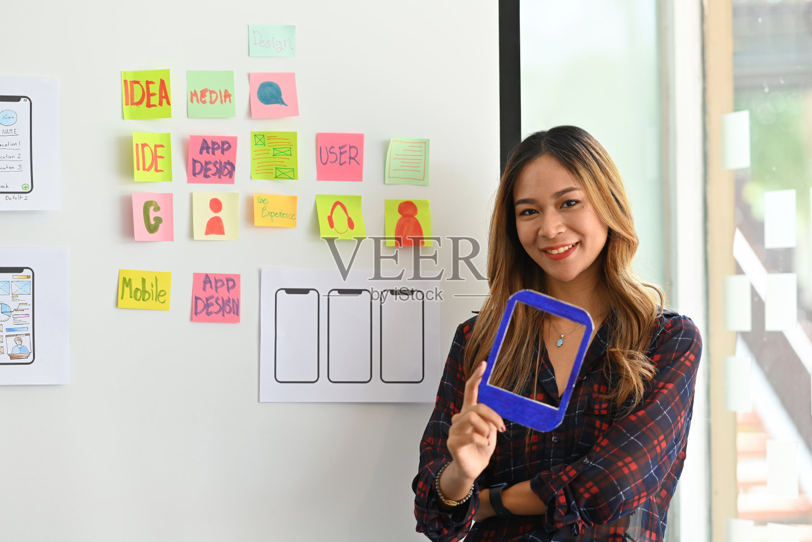 机密亚洲女性介绍创意平面策划应用开发网页手机的想法。技术和设计概念。照片摄影图片