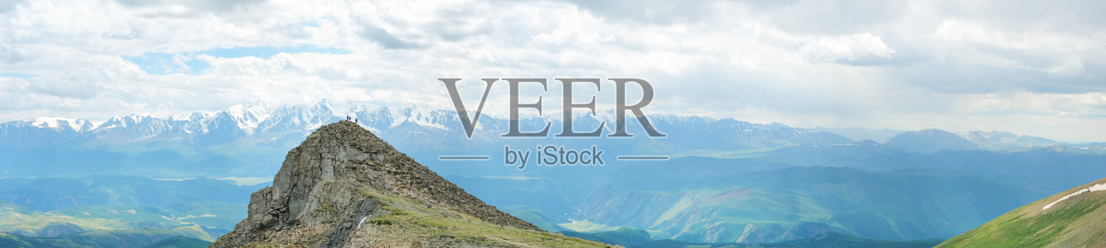 引人注目的岩石山脉全景云中，旗帜格式照片摄影图片