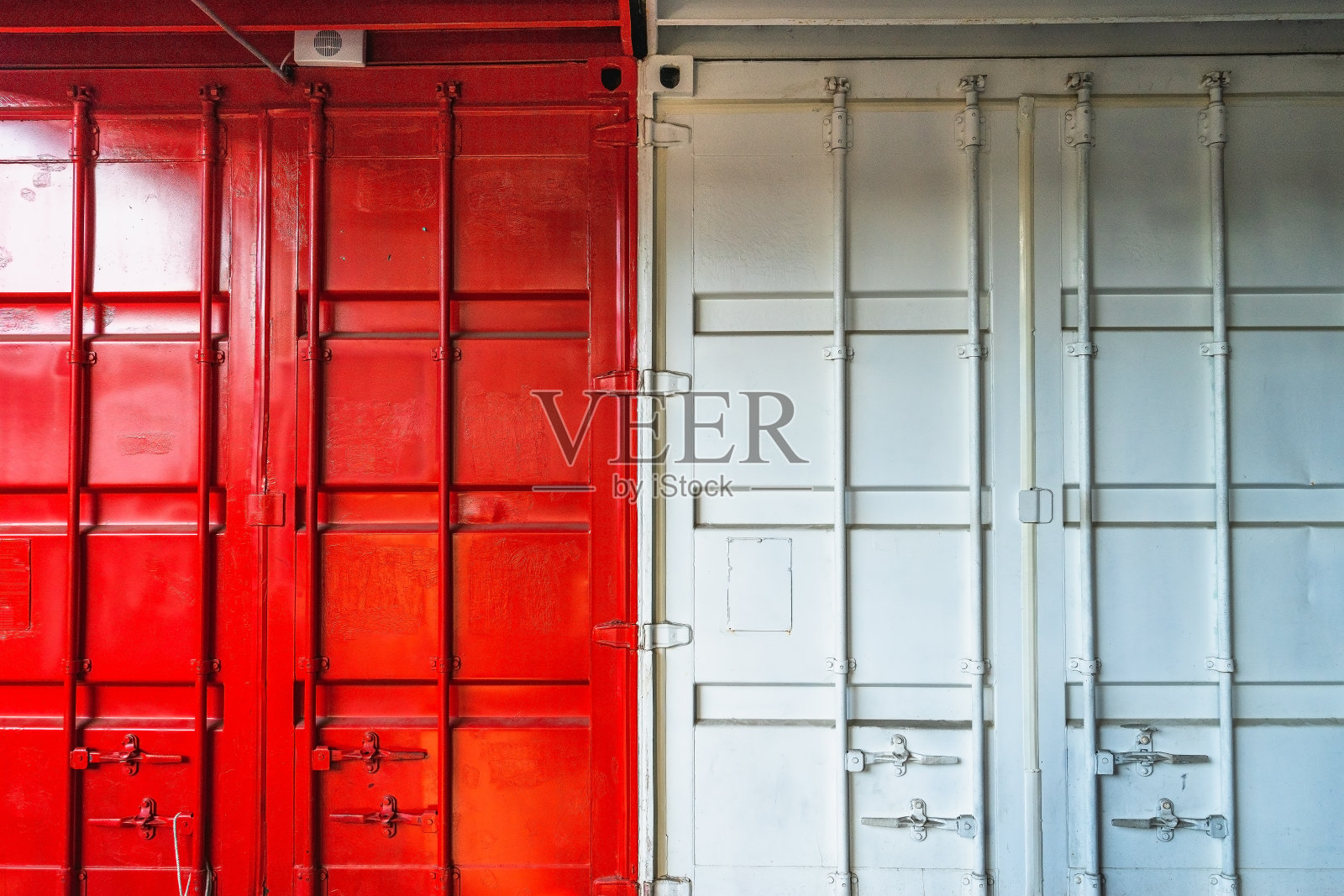 x红色和白色在被锁的容器。照片摄影图片