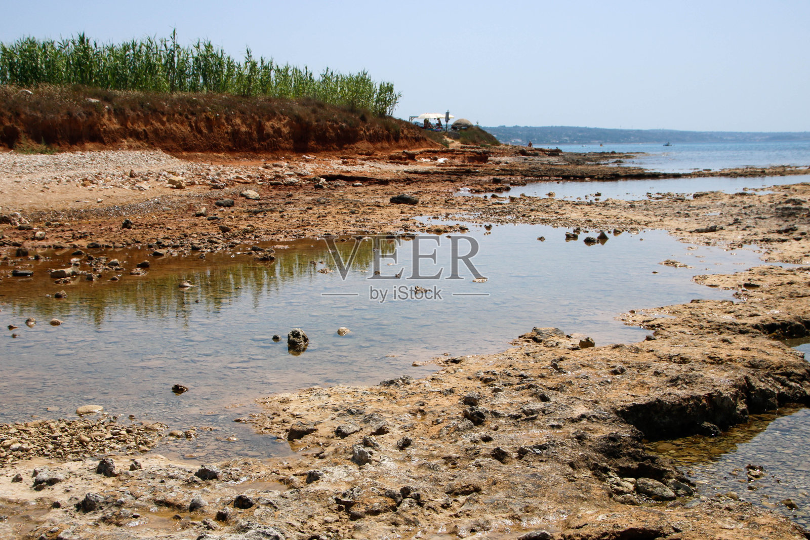 碧空映衬下的海滩风景照片摄影图片