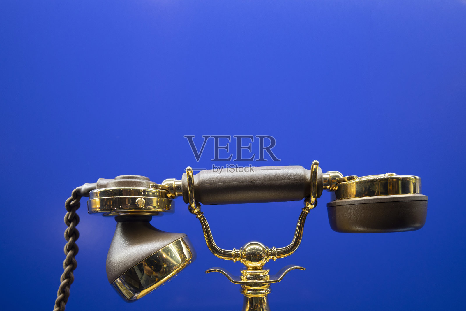 蓝色背景的金色旧手机照片摄影图片