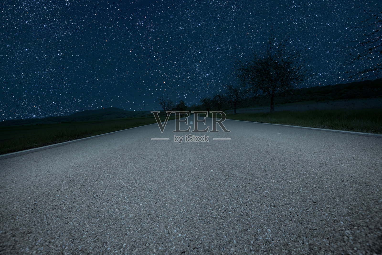 路在山间田野之间照片摄影图片