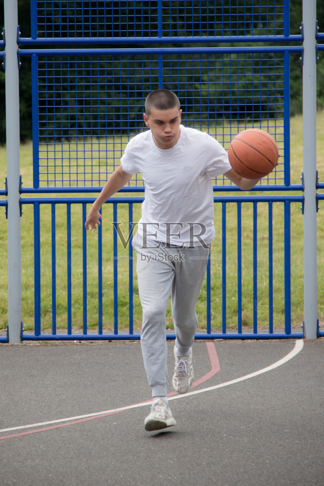 一个19岁的少年在打篮球照片摄影图片
