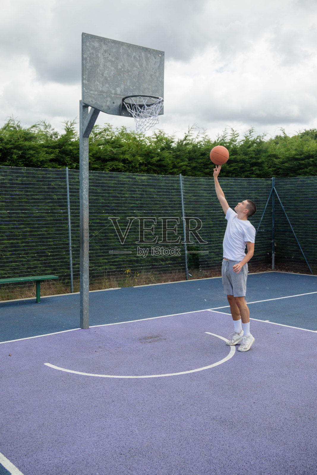 一个19岁的少年在打篮球照片摄影图片