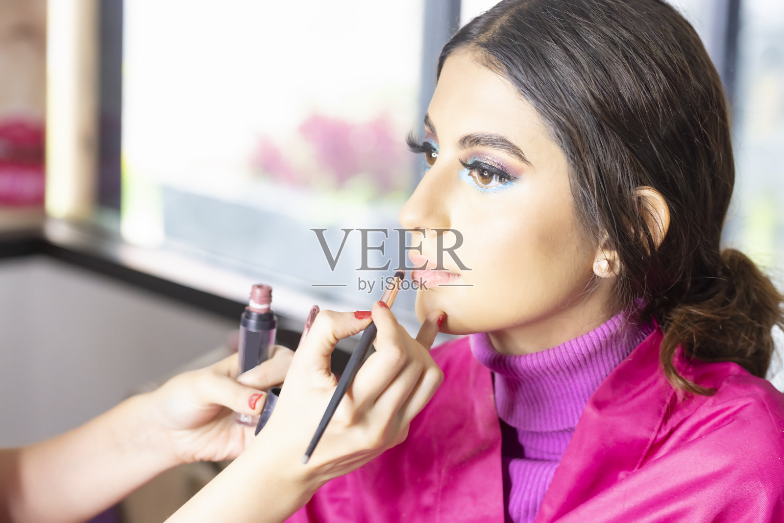 年轻女子正在化妆照片摄影图片