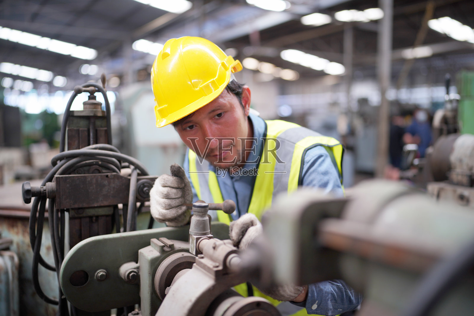 金属加工厂机械工程师操作金属加工车床照片摄影图片